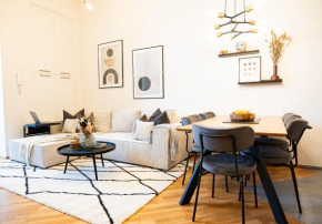 Cozy Industrial 8min Dancing House APT